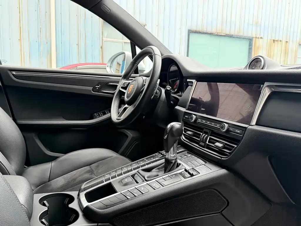 PORSCHE MACAN