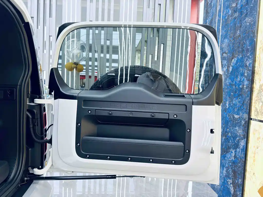 Land Rover Defender — миниатюра 18