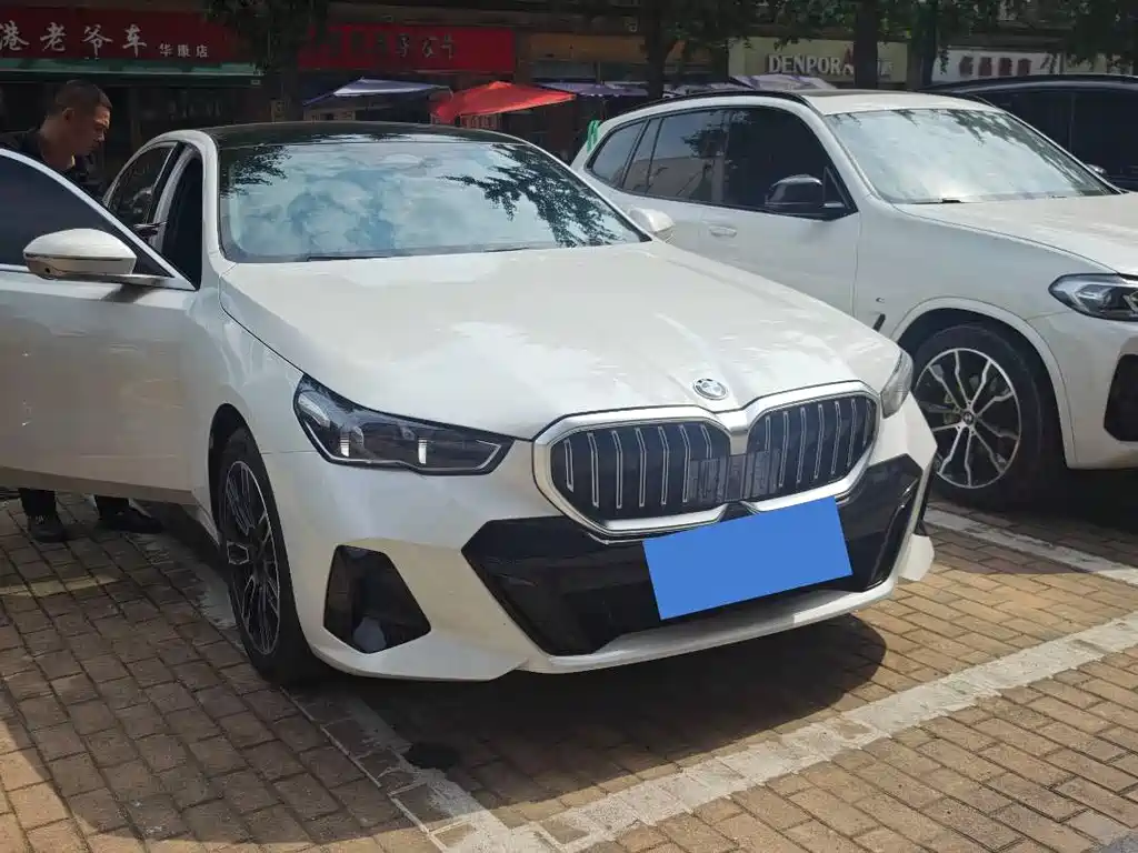 BMW 5 Series — фото 1