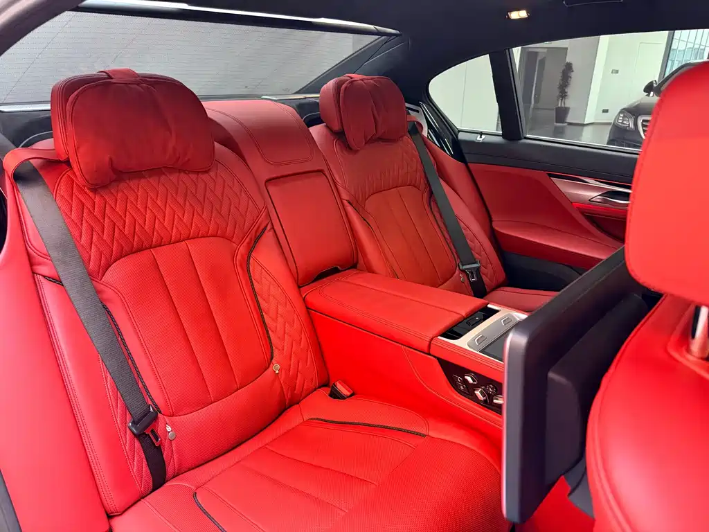 BMW 7 Series — миниатюра 14
