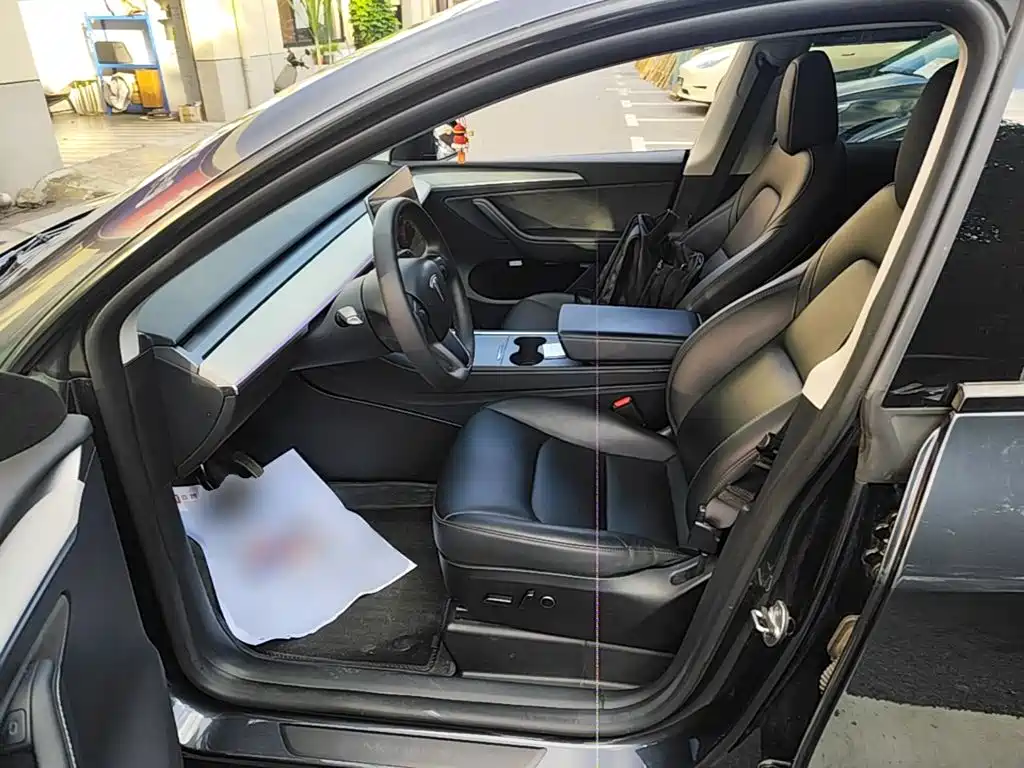 Tesla Model Y — миниатюра 16