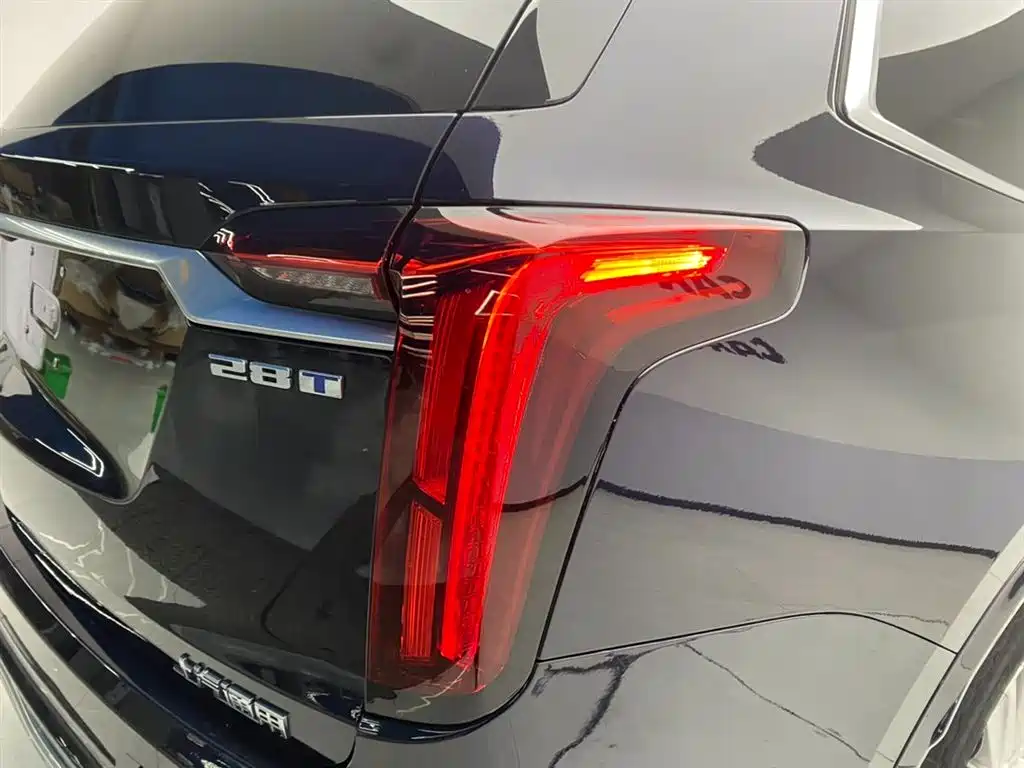 CADILLAC XT6