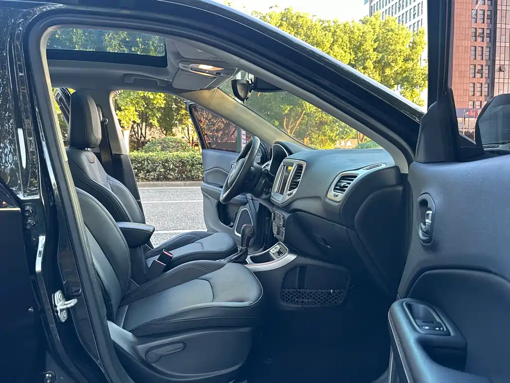 Jeep Compass — миниатюра 10