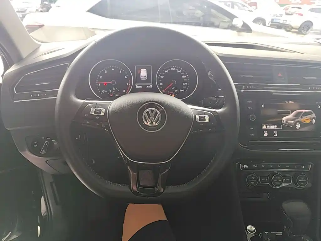 Volkswagen Tiguan L — миниатюра 11