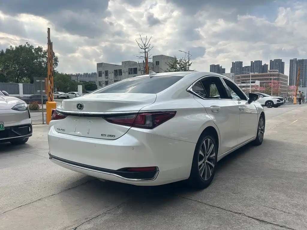 Lexus ES — миниатюра 9