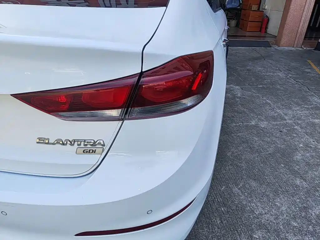 Hyundai Elantra — миниатюра 8