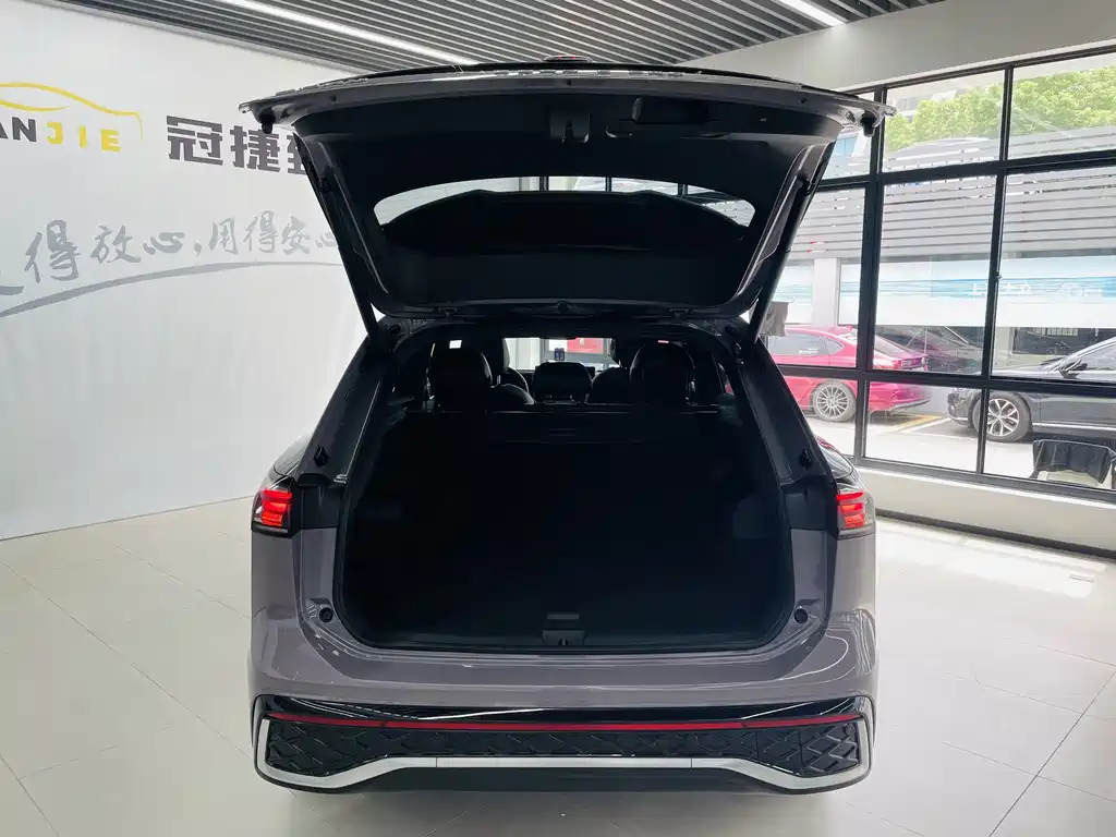 Volkswagen Tiguan L — миниатюра 14