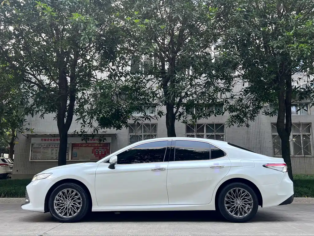 Toyota Camry — миниатюра 5