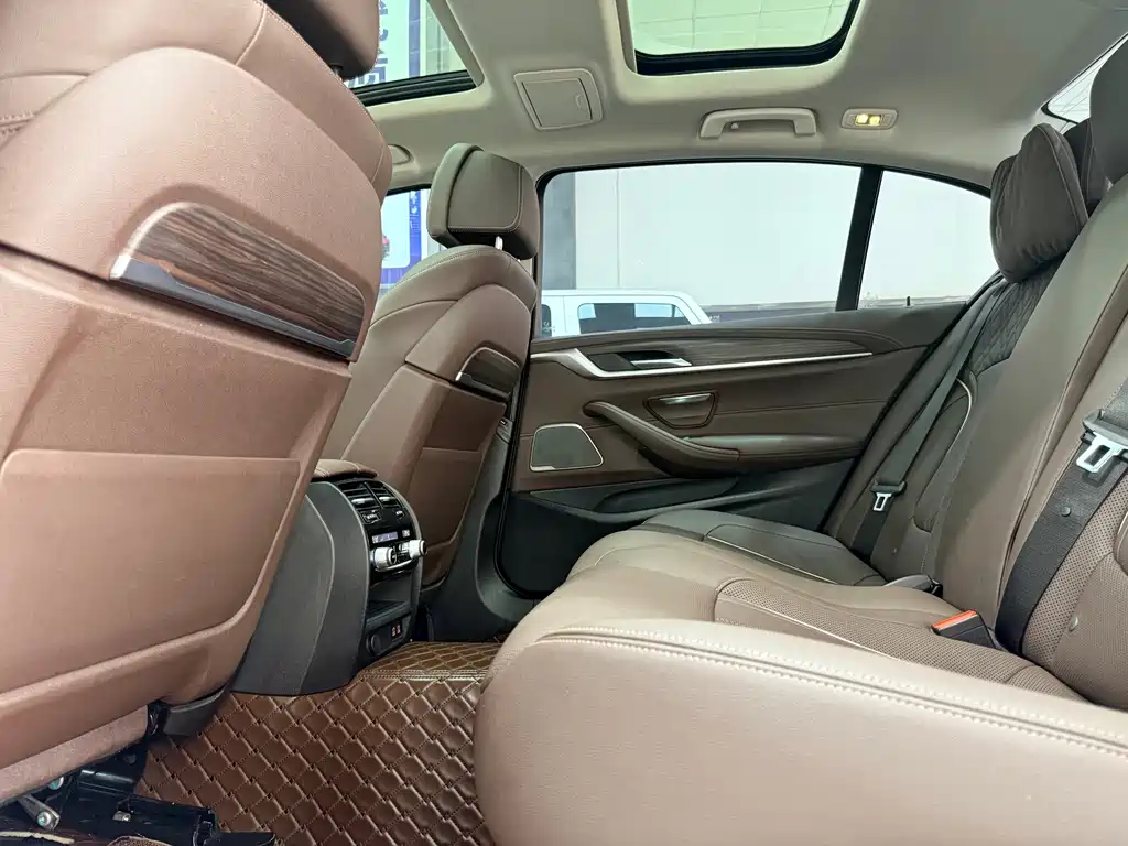 BMW 5 Series — миниатюра 6