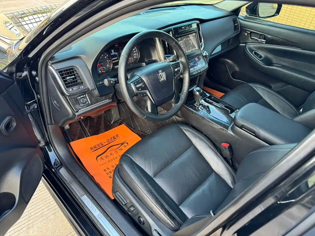 Toyota Crown — миниатюра 4