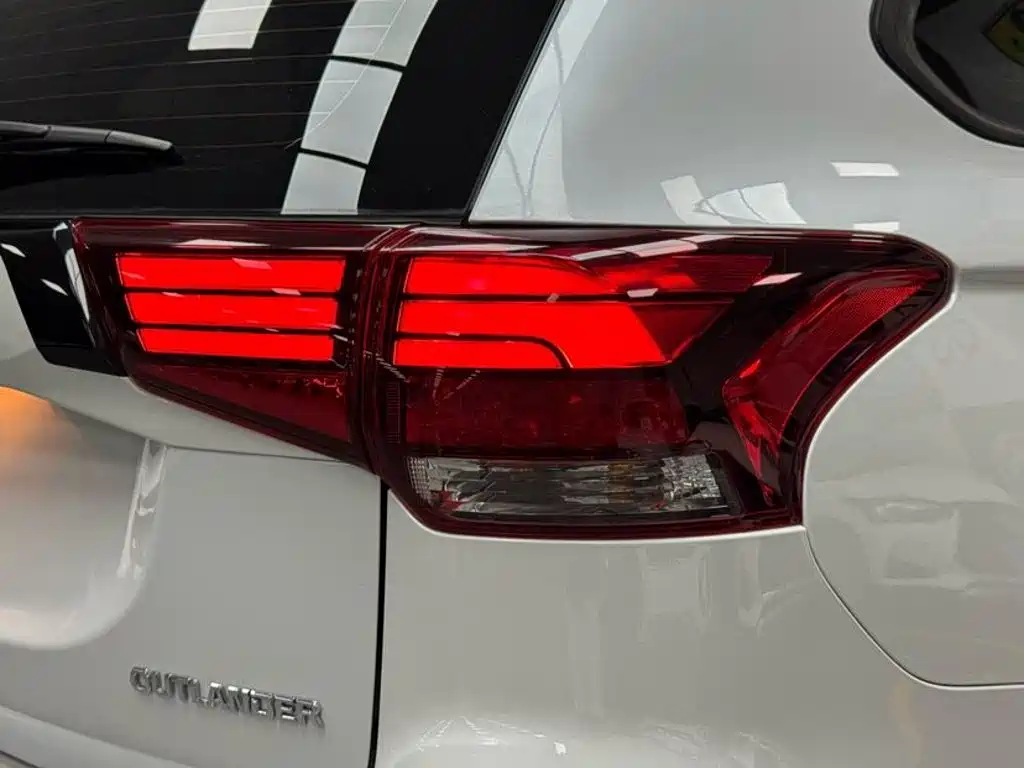 Mitsubishi Outlander — миниатюра 20