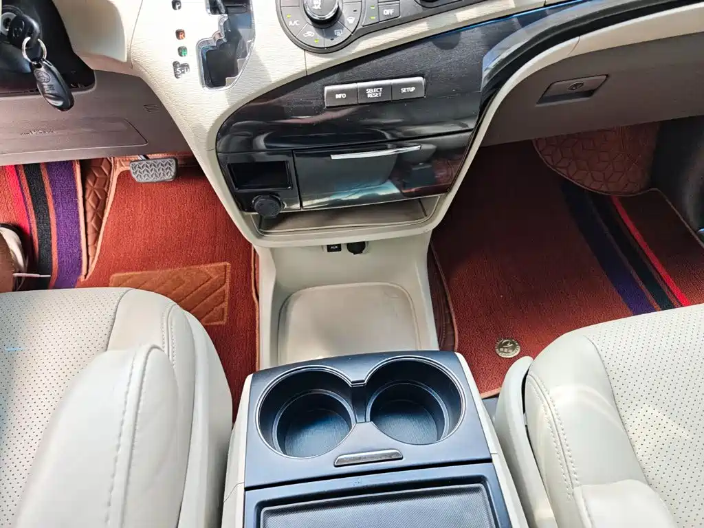 Toyota Sienna — миниатюра 16