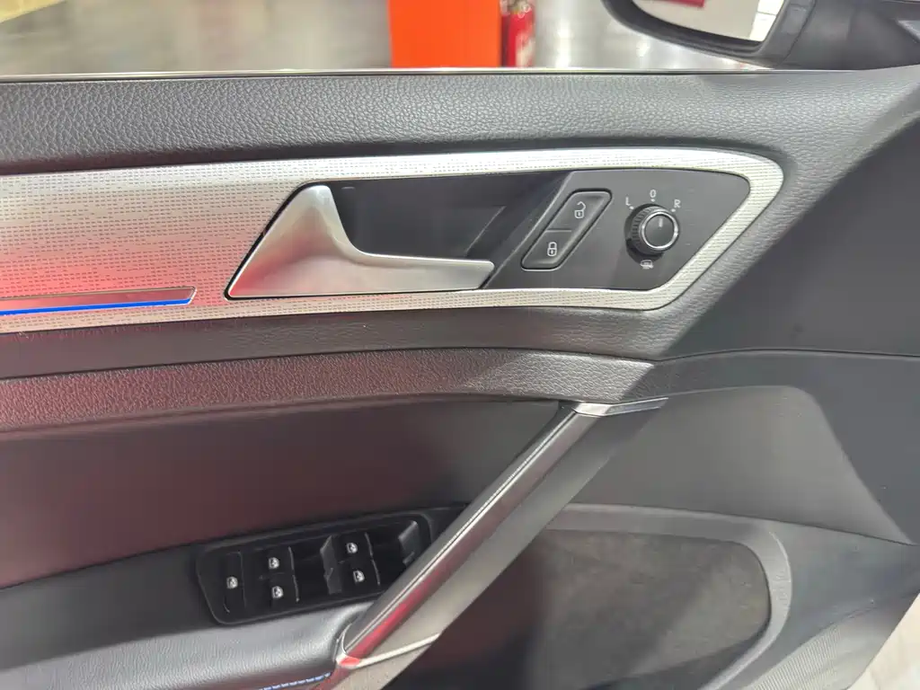 Volkswagen Golf EV — миниатюра 18