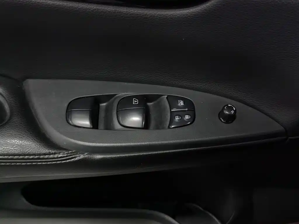 Nissan Tiida — миниатюра 9