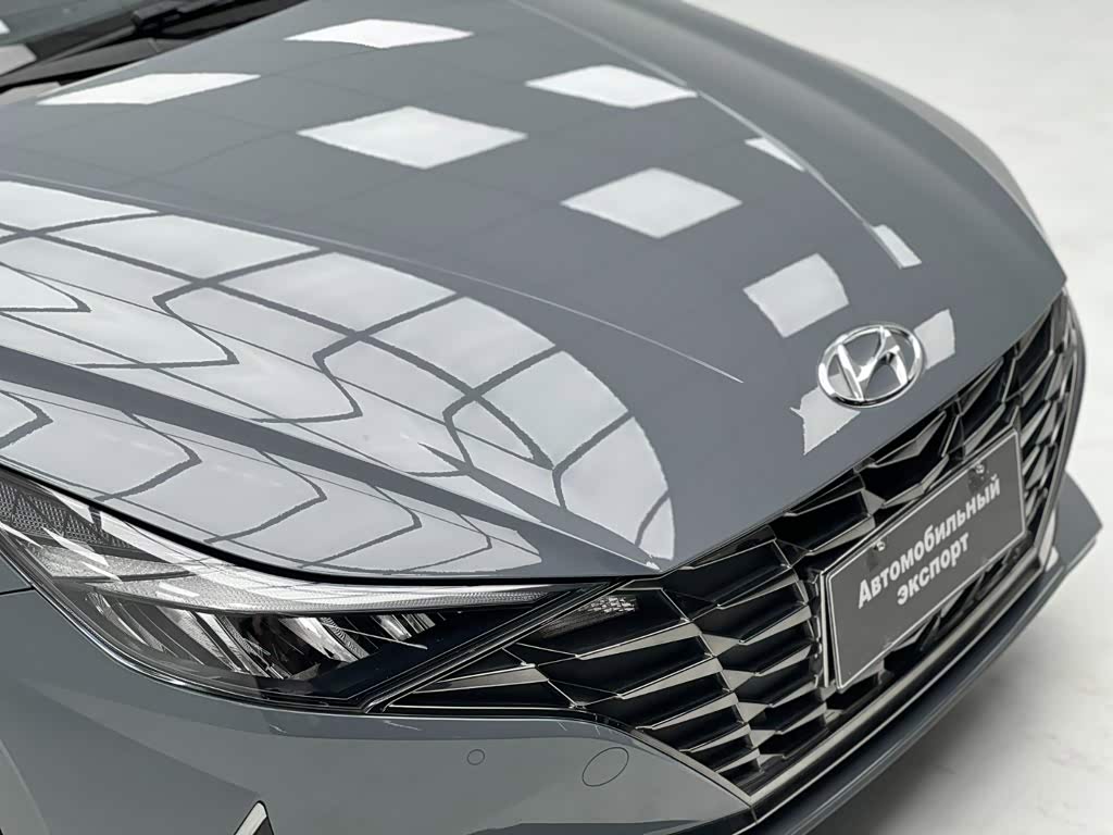 Hyundai Elantra 1.5 л 2022 г. Серебристо-серый, пробег 30000 км