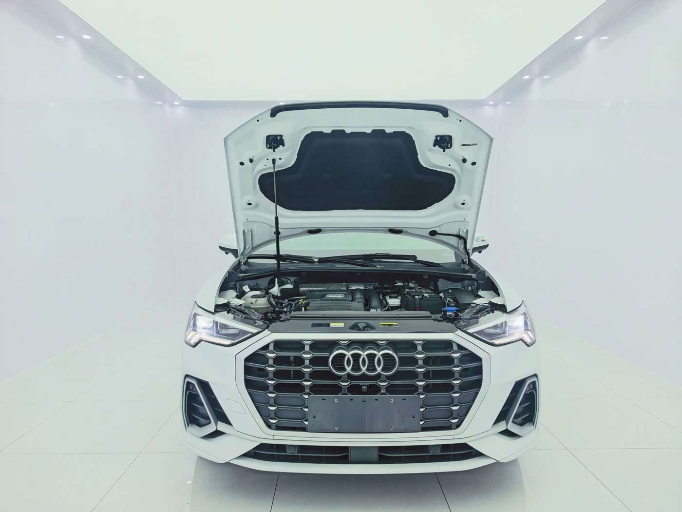 Audi Q3 1.4 л 2023 г. Белый, пробег 39000 км