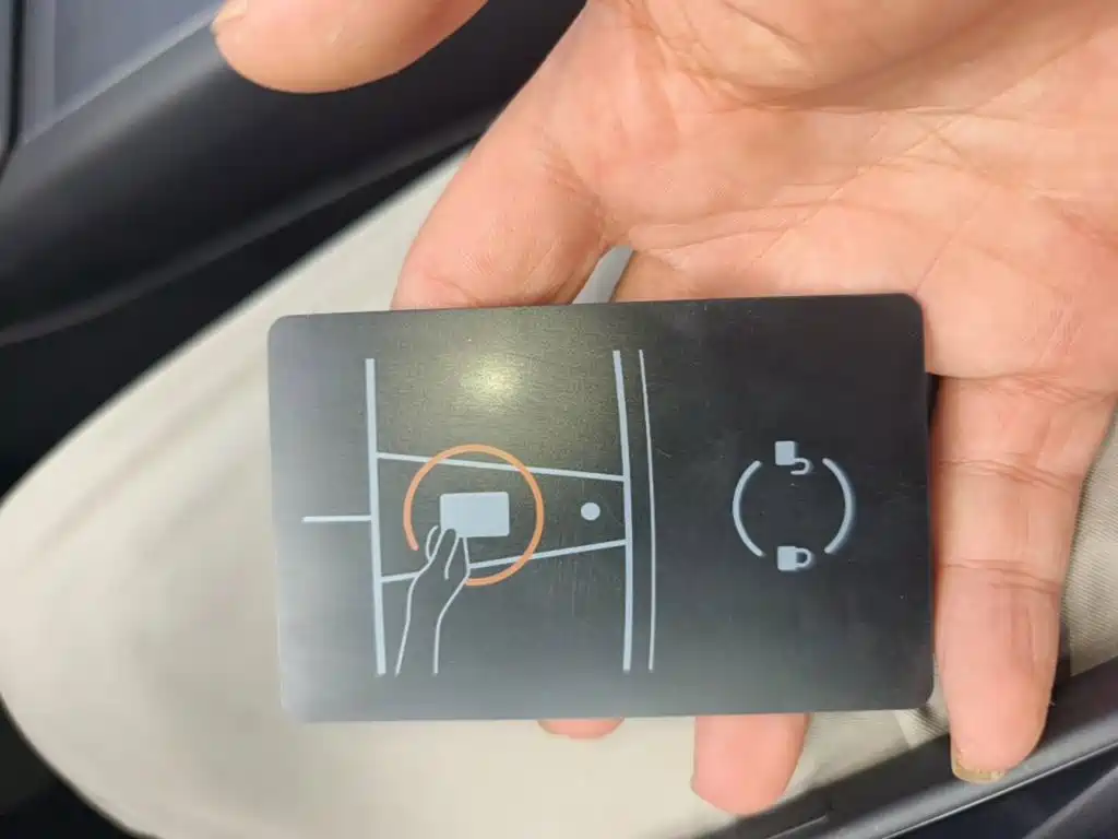 Tesla Model Y — миниатюра 9