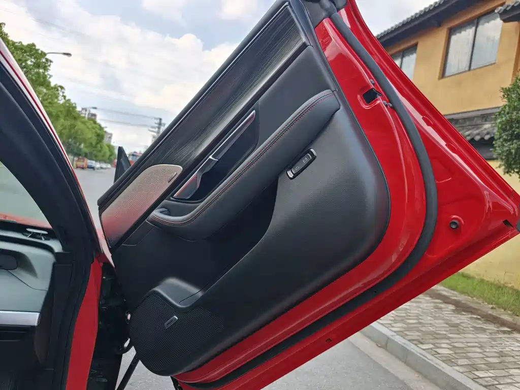 XPeng P7 — миниатюра 24