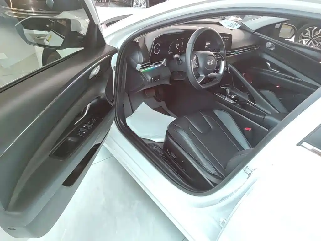 Hyundai Elantra — миниатюра 16