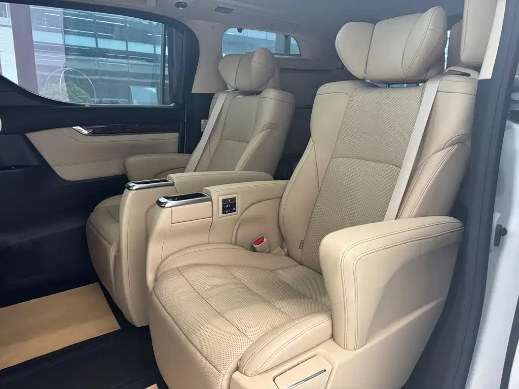 Toyota Alphard — миниатюра 9