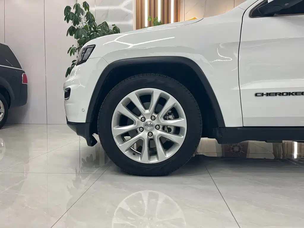 Jeep Grand Cherokee (Import) — миниатюра 15