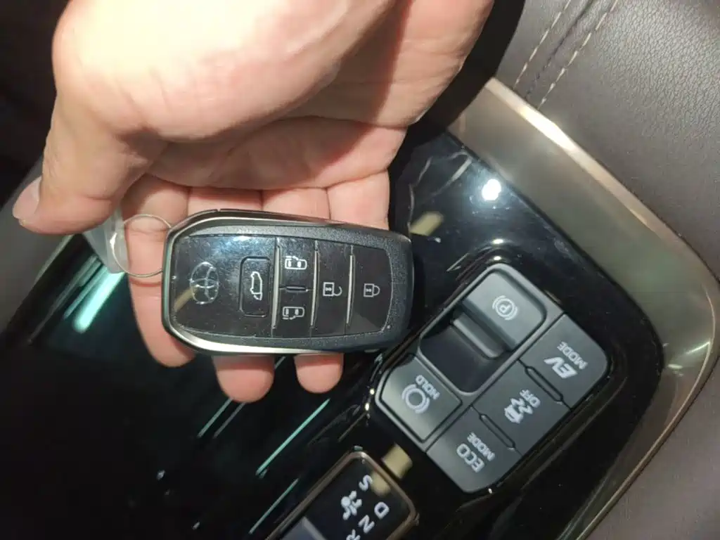 Toyota Alphard — миниатюра 9