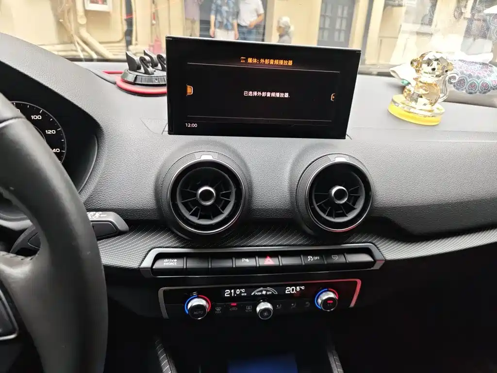 Audi Q2L e-tron — миниатюра 14