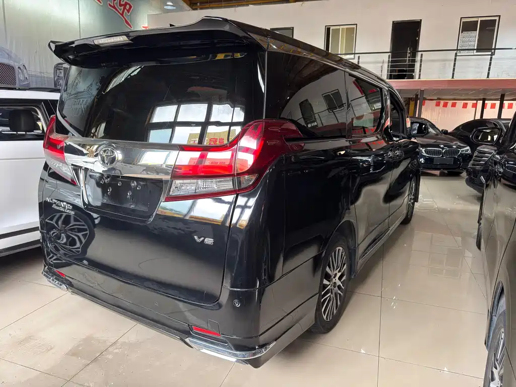 Toyota Alphard — миниатюра 7
