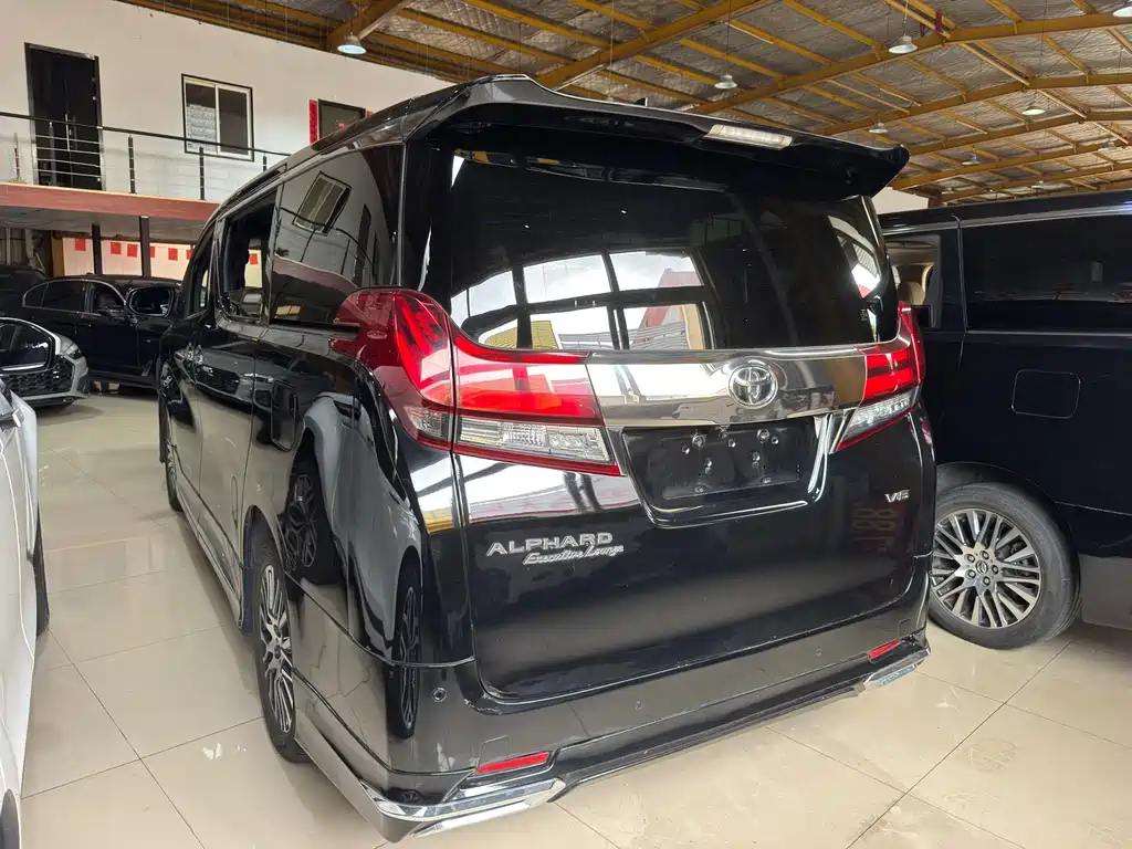 Toyota Alphard — миниатюра 9