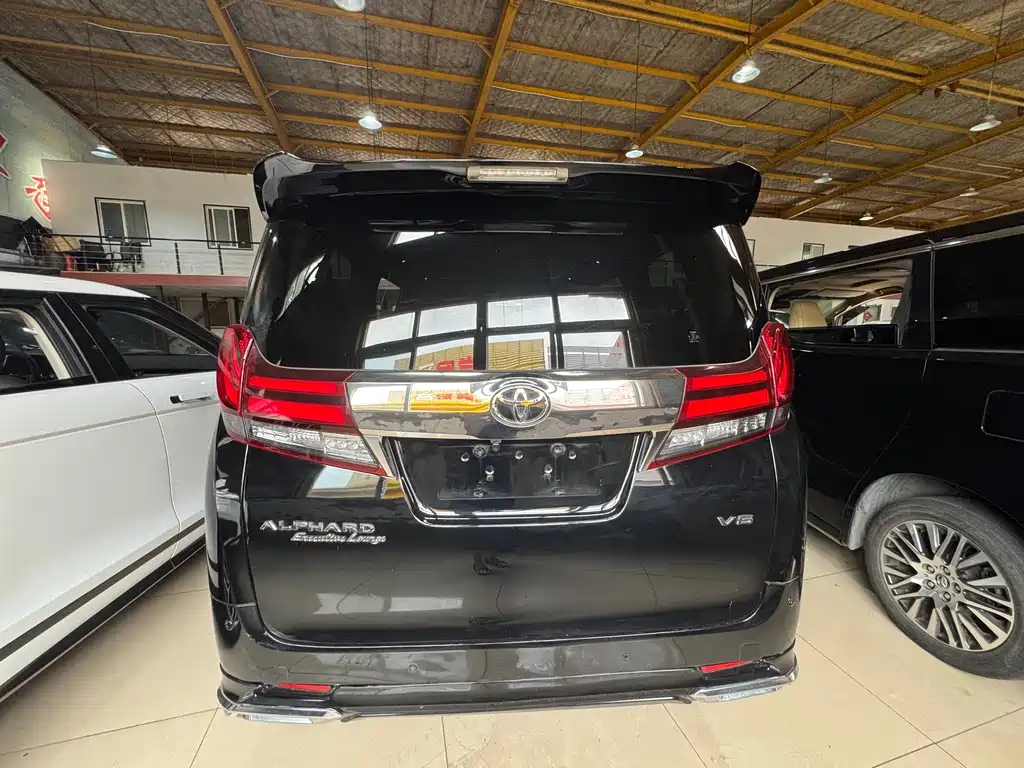 Toyota Alphard — миниатюра 8