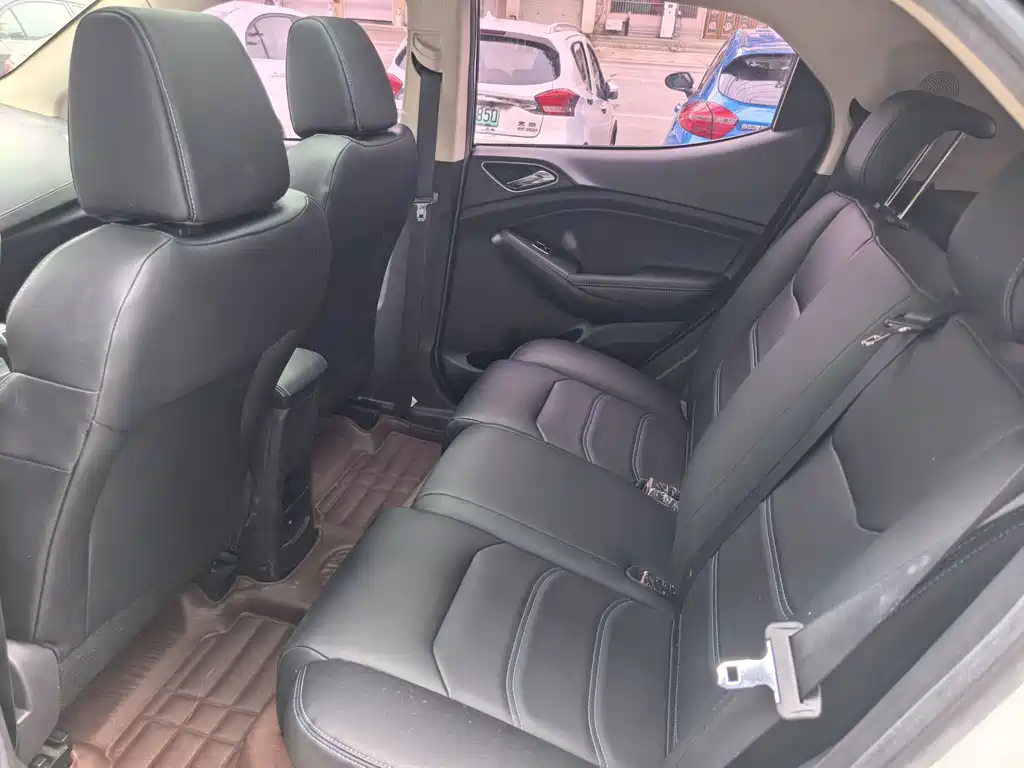 BYD Yuan EV — миниатюра 8