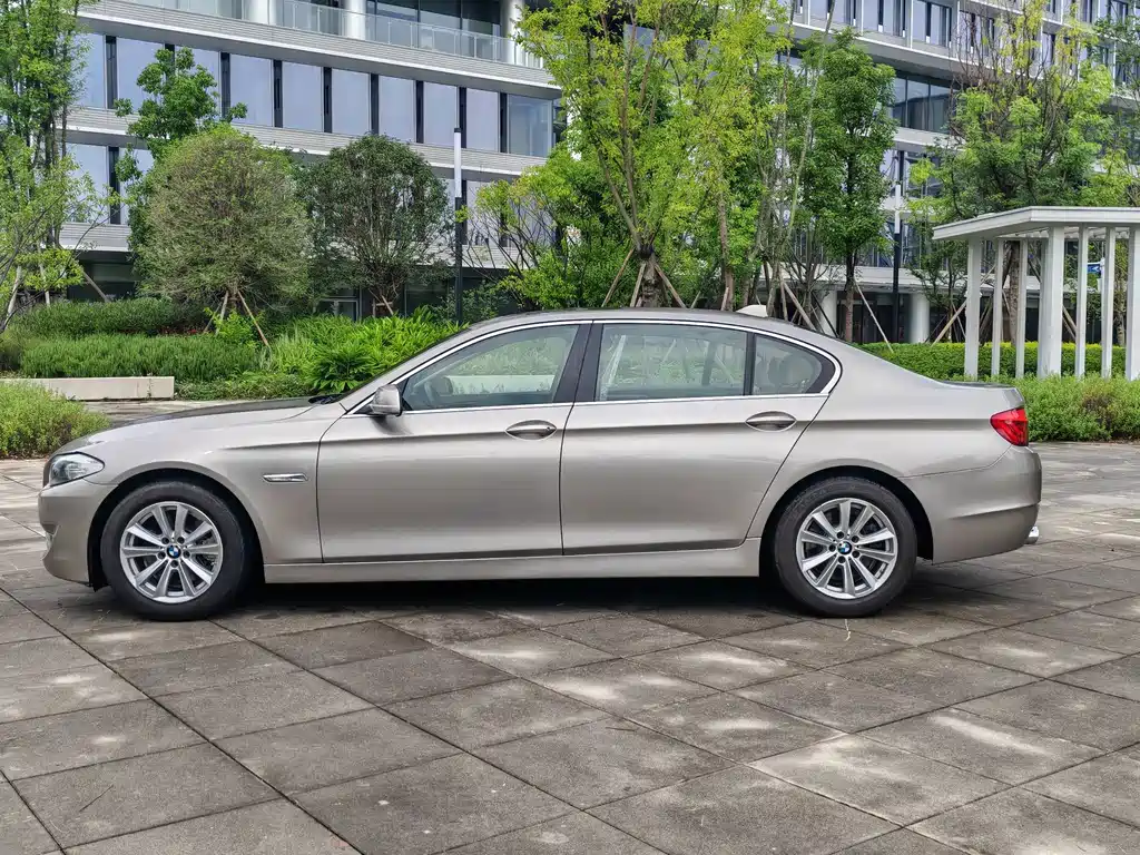 BMW 5 Series — миниатюра 7