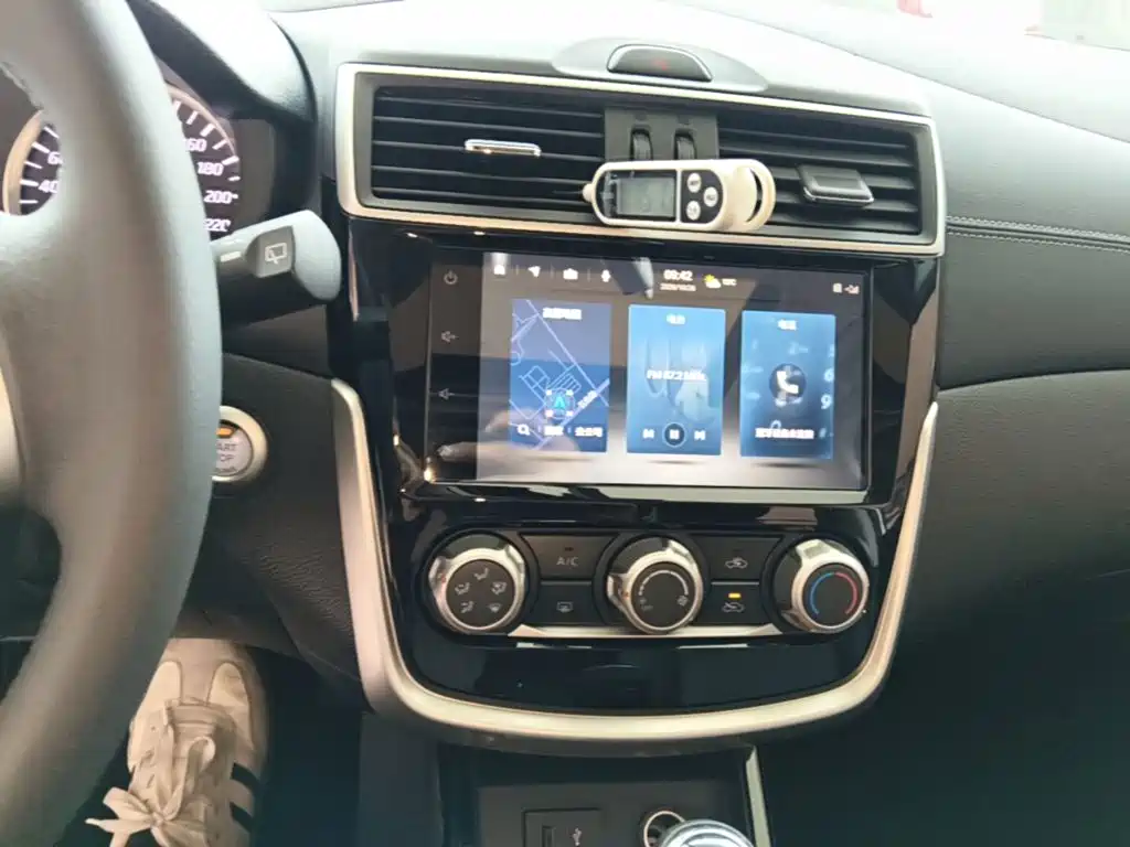 Nissan Tiida — миниатюра 13