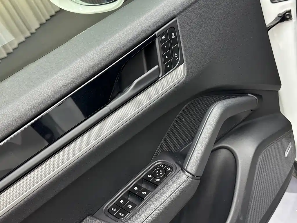 Porsche Cayenne — миниатюра 8