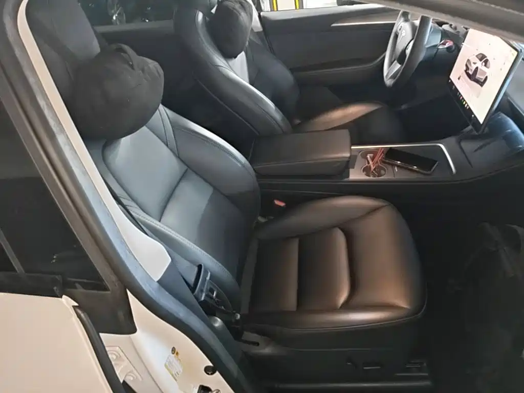 Tesla Model Y — миниатюра 25