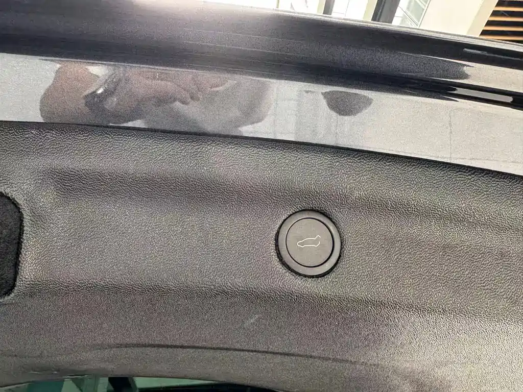 Tesla Model Y — миниатюра 24