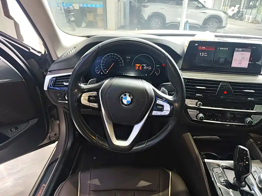 BMW 5 Series — миниатюра 11
