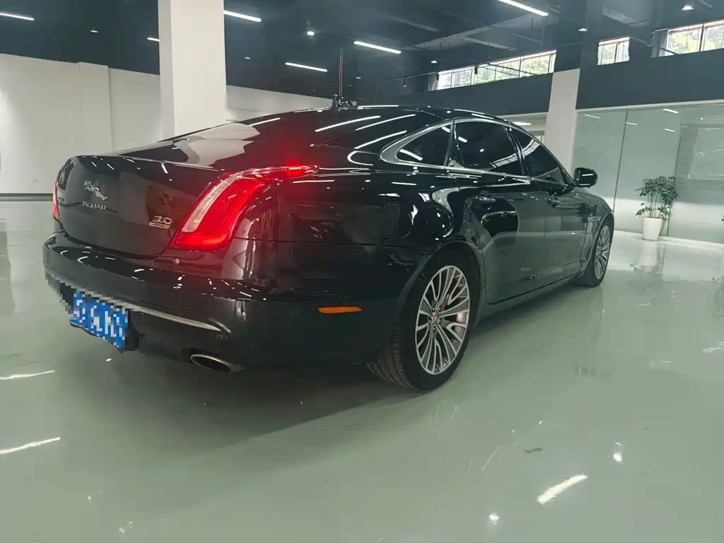 Jaguar XJ — миниатюра 6