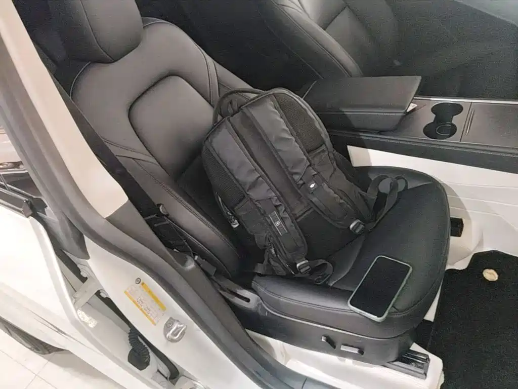 Tesla Model Y — миниатюра 25