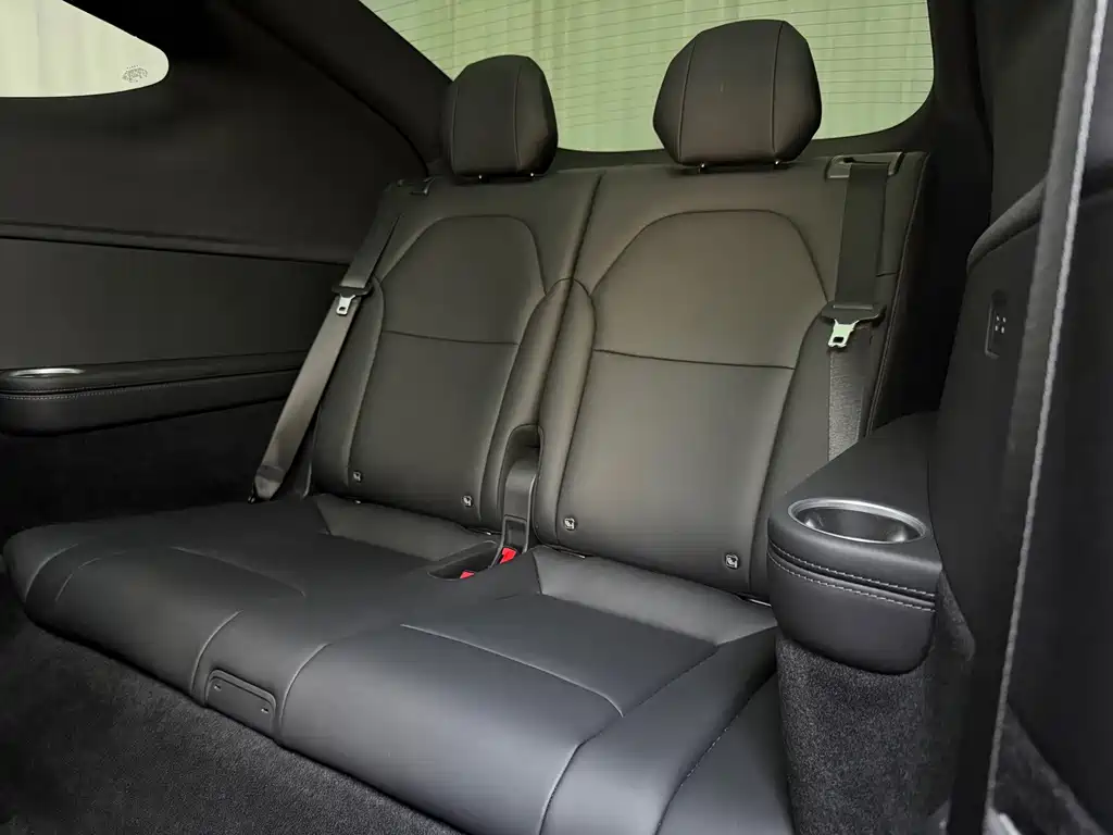 Tesla Model Y L — миниатюра 8