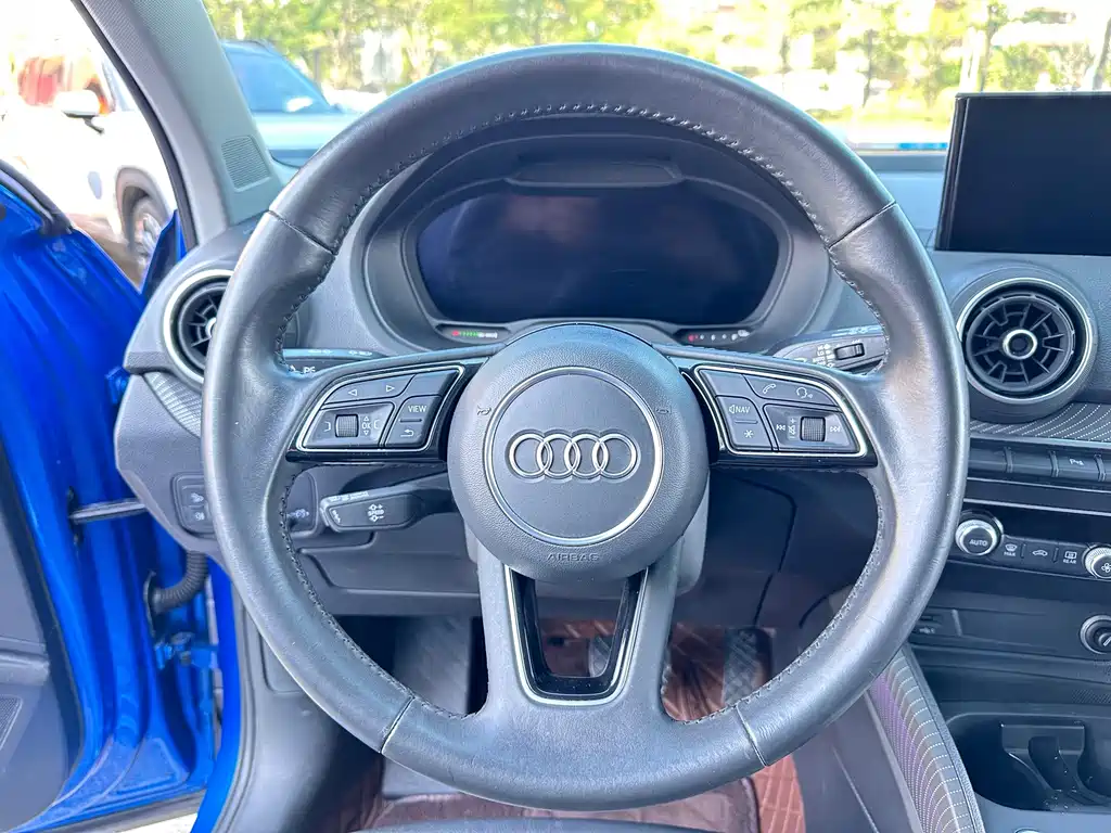 Audi Q2L e-tron — миниатюра 14
