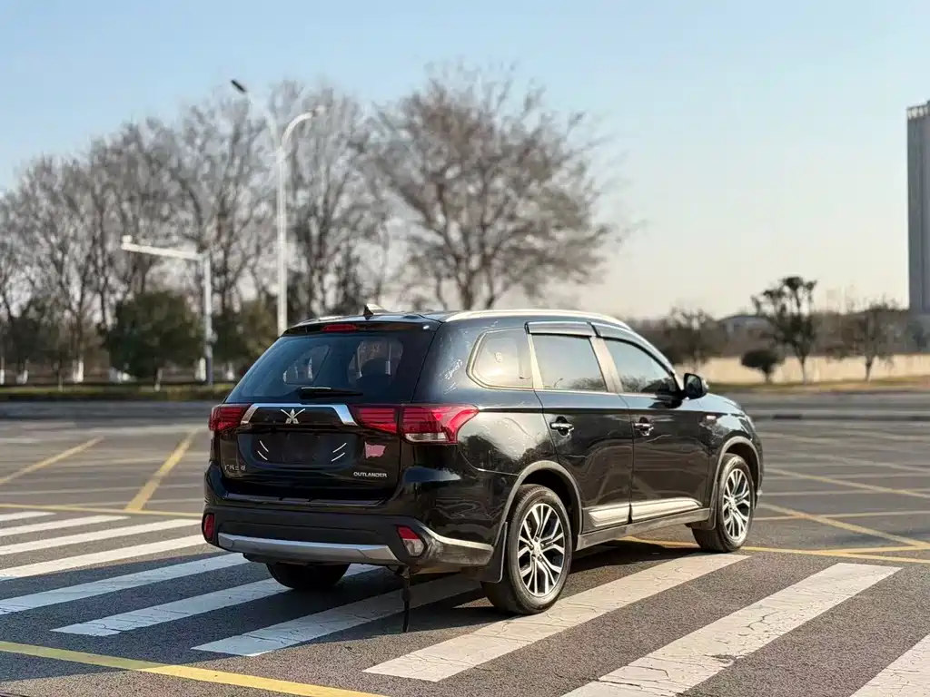 MITSUBISHI OUTLANDER