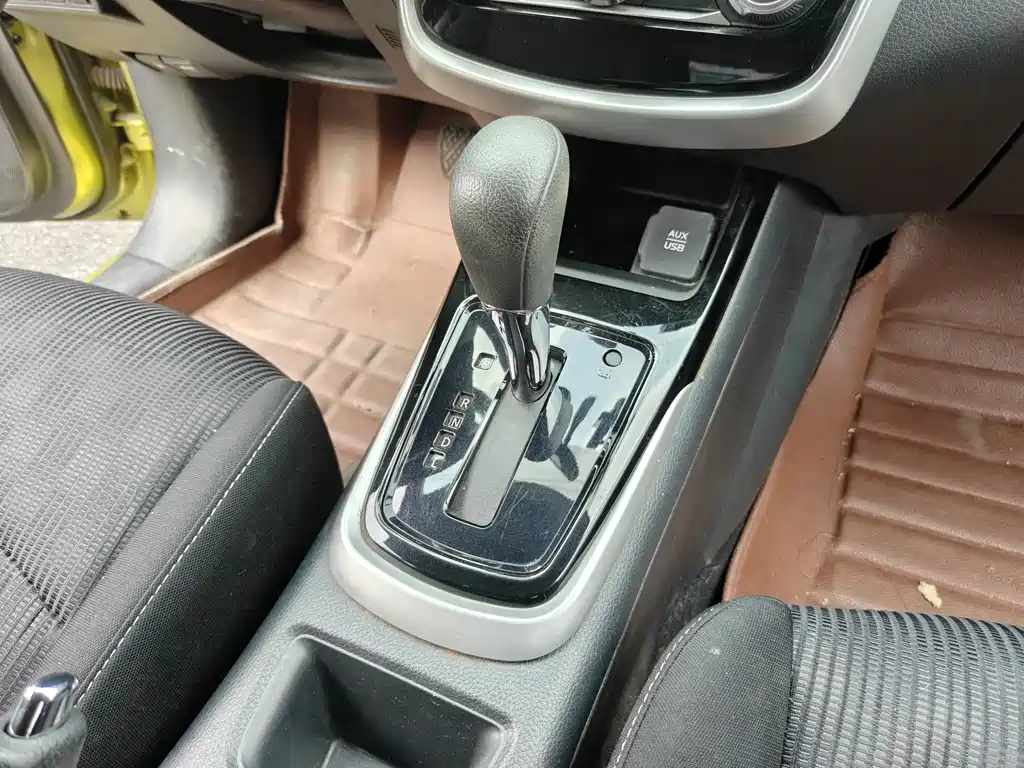 Nissan Tiida — миниатюра 13