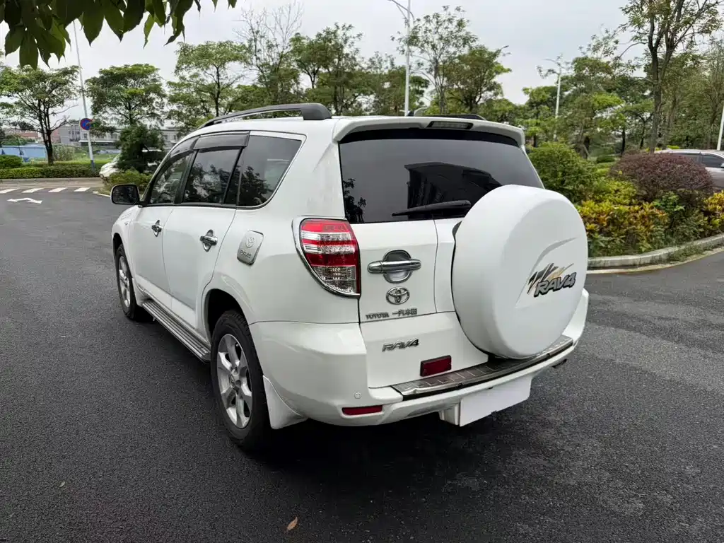 Toyota RAV4 — миниатюра 12