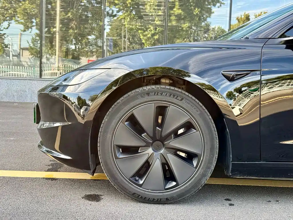 Tesla Model 3 — миниатюра 5