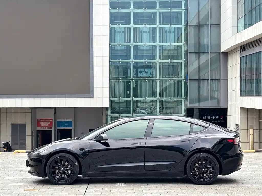Tesla Model 3 — миниатюра 12