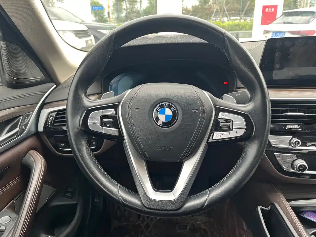 BMW 5 Series — миниатюра 10