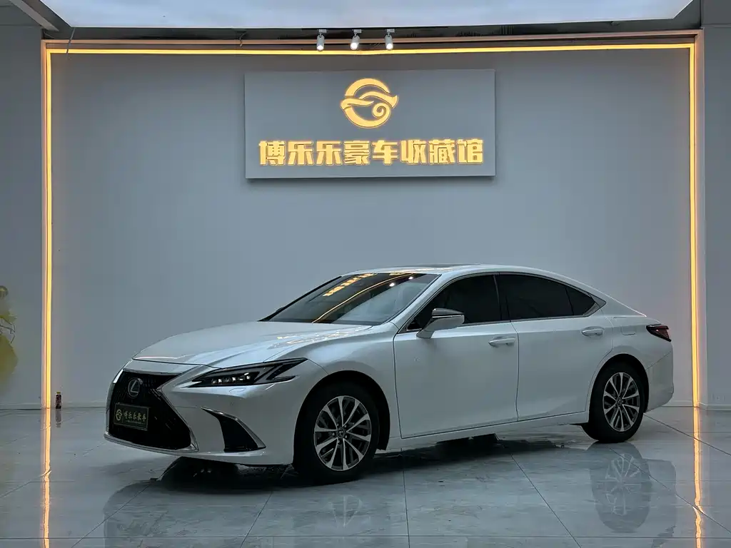 Lexus ES 2025