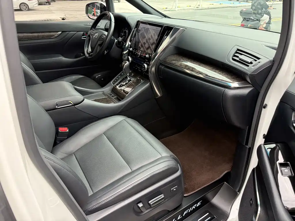 Toyota Vellfire — миниатюра 8