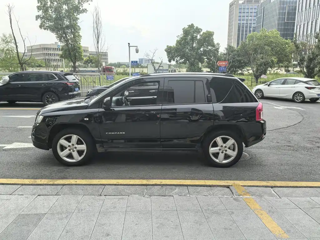 Jeep Compass (Import) — миниатюра 5